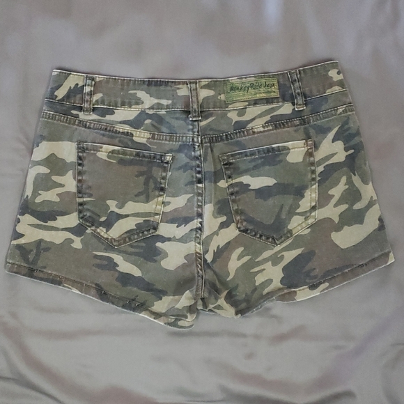 Camo print juniors shorts L - Picture 2 of 3